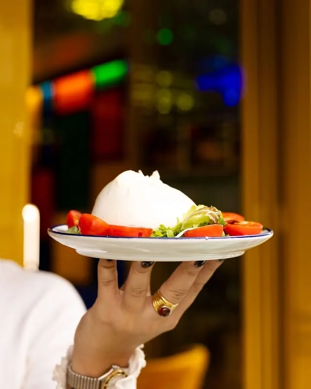 Burrata artisanale, tomates et salade servies chez Nino Fresco