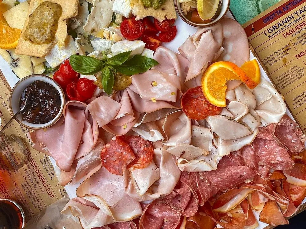 Grande planche de charcuteries et fromages italiens chez Nino Fresco