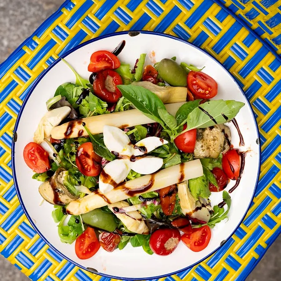 Salade italienne, tomates, olives et artichauts chez Nino Fresco