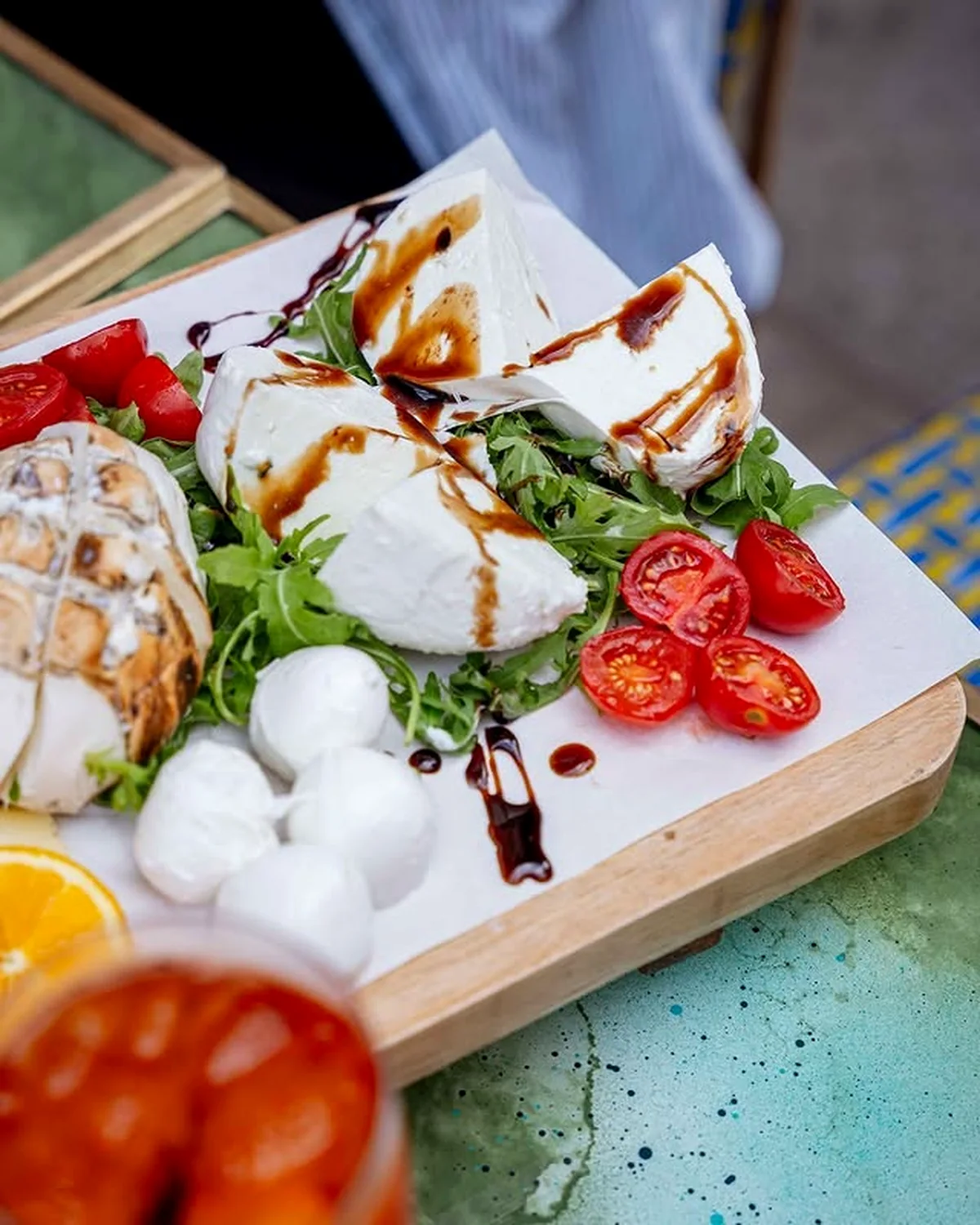 Pizza et assiette à partager chez Nino Fresco
